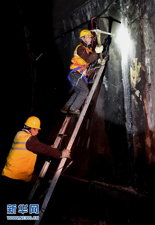 （走基層 聽民聲）（4）鐵路守護者 隧道&ldquo;打冰人&rdquo;