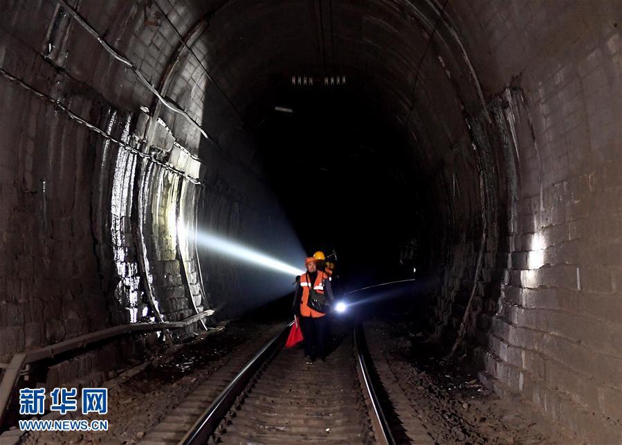 （走基層 聽民聲）（6）鐵路守護(hù)者 隧道&ldquo;打冰人&rdquo;