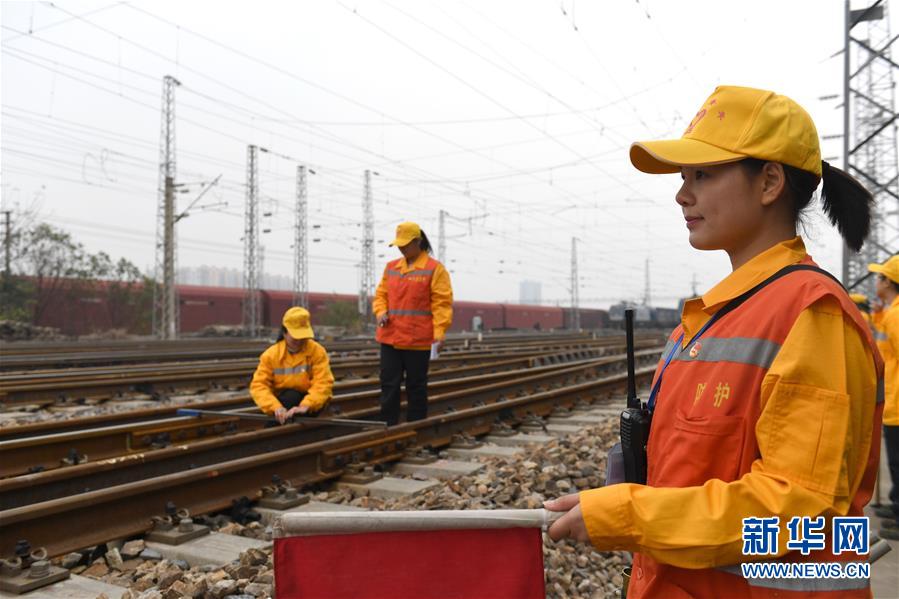 （走基層 聽(tīng)民聲）（2）鐵路線(xiàn)上的&ldquo;鏗鏘玫瑰&rdquo;