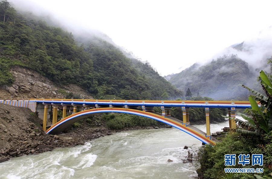 (圖文互動(dòng)·新華全媒頭條)(4)讓農(nóng)民致富奔小康的道路越走越寬廣——黨的十八大以來(lái)以習(xí)近平同志為核心的黨中央關(guān)心農(nóng)村公路發(fā)展紀(jì)實(shí)