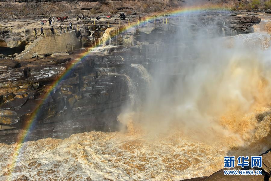 （社會(huì)）（2）壺口迎來&ldquo;桃花汛&rdquo; 黃河兩岸架彩虹