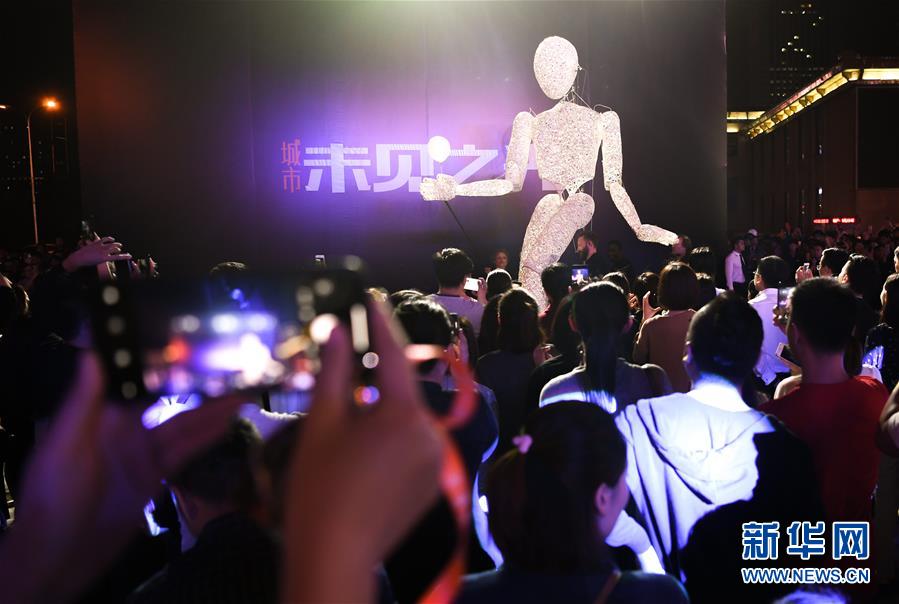 （文化）（3）&ldquo;巨型發(fā)光人偶&rdquo;亮相沈陽