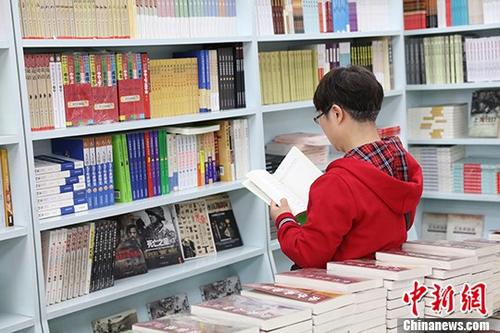 5月9日，一女子在哈爾濱市某書店選購圖書。從5月1日至5月4日，全國32家紙廠宣布漲價(jià)，各紙種漲價(jià)幅度為每噸100元至300元不等。對此，出版行業(yè)業(yè)內(nèi)人士表示&ldquo;因?yàn)榧垙垉r(jià)格上漲，直接造成了出版成本的明顯增加，出版行業(yè)只能被迫對圖書定價(jià)進(jìn)行調(diào)整。&rdquo;
<a target='_blank' >中新社</a>記者 于琨 攝