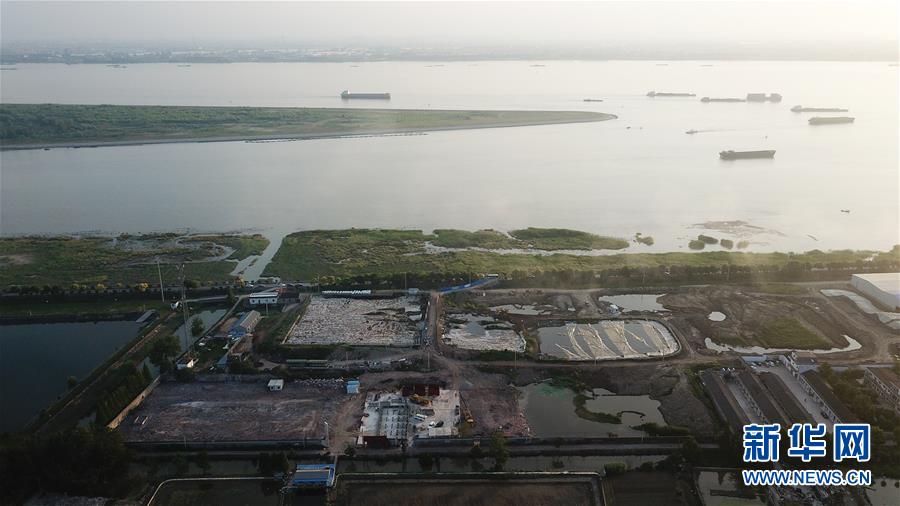 （新華視點&middot;圖文互動）（6）中央督察兩年有的絲毫未改，有的不減反增&mdash;&mdash;江蘇泰興數(shù)萬噸化工廢料和污泥堆放長江邊調(diào)查