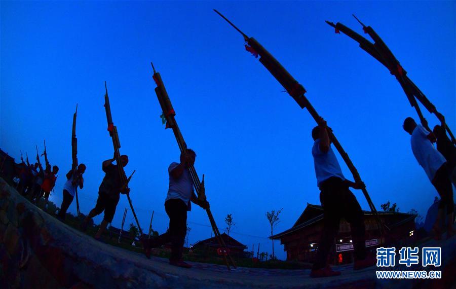 （社會）（11）苗山脫貧影像志&mdash;&mdash;把苗寨搬進景區(qū) 讓貧困戶住進城里