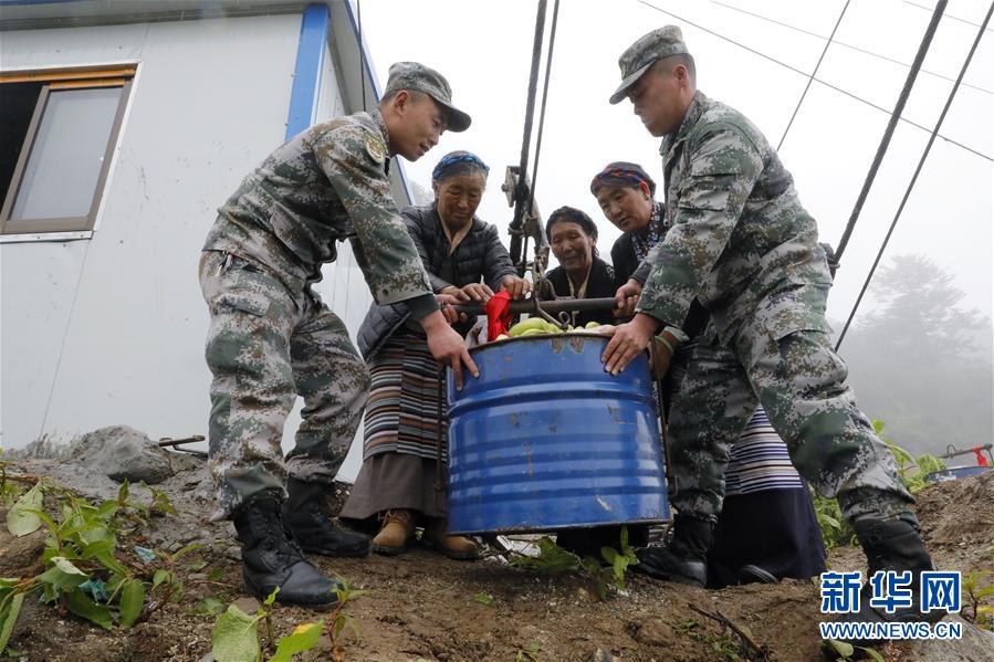 （圖文互動）（2）特寫：&ldquo;八一&rdquo;禮物，飛向云端哨所