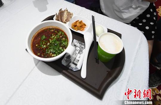 圖為&ldquo;環(huán)西部火車游Y667/8次&rdquo;列車上推出蘭州牛肉面套餐，套餐38元，有一碗牛肉面、一碟牛肉、一個(gè)雞蛋、一份小菜、一份甜胚子。　楊艷敏 攝