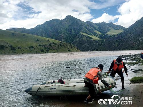 管護(hù)員久美扎西（右）和朋友正準(zhǔn)備將皮劃艇抬上岸。