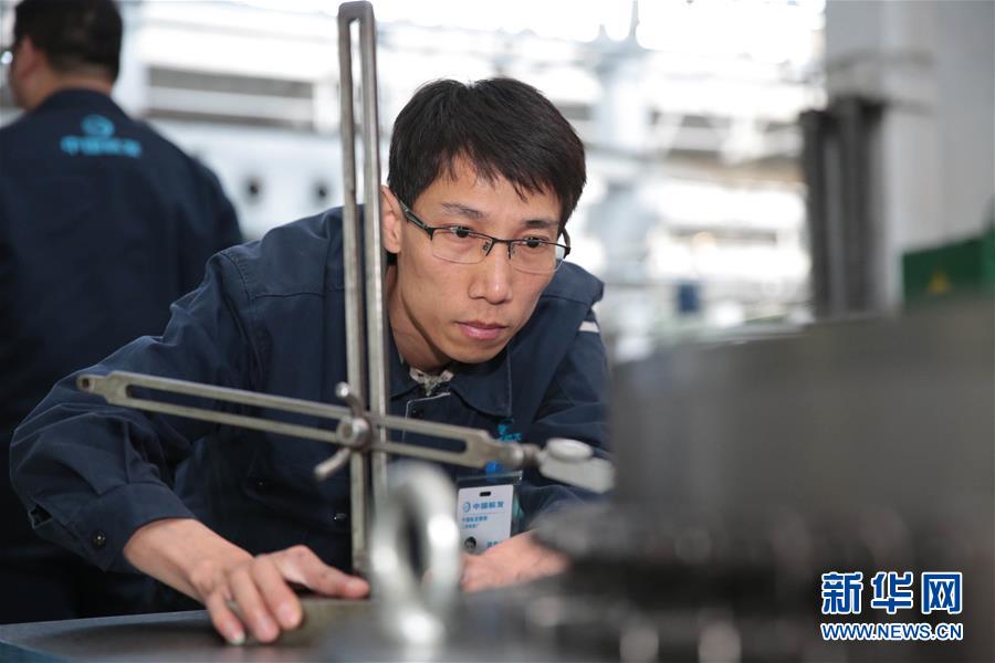 (圖文互動(dòng))(1)他用匠心守護(hù)飛機(jī)心臟——記中國(guó)航發(fā)沈陽黎明航空發(fā)動(dòng)機(jī)有限責(zé)任公司一線工人洪家光