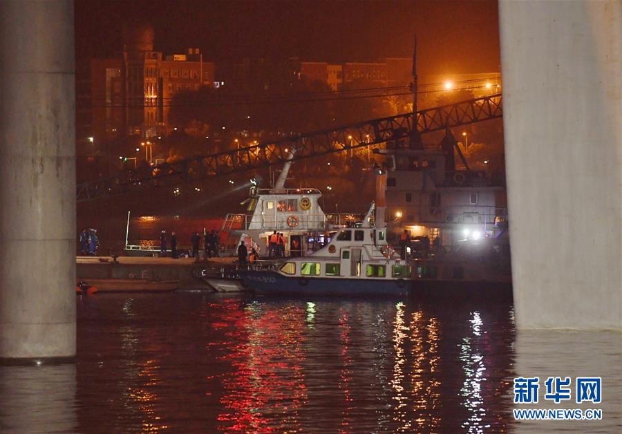 （重慶公交車墜江事故&middot;圖文互動）（3）夜幕降臨，重慶萬州公交客車墜江事故救援工作仍在進行中