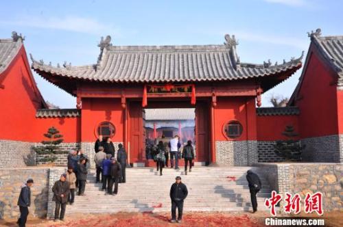 資料圖：元旦小長假期間，威海南海新區(qū)云龍山上舉辦新年廟會?！⒉?攝