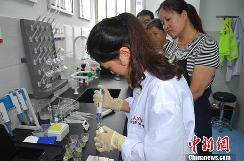 資料圖：工作人員根據(jù)消費者要求現(xiàn)場檢驗，共筑食品安全。<a target='_blank' ><p  align=