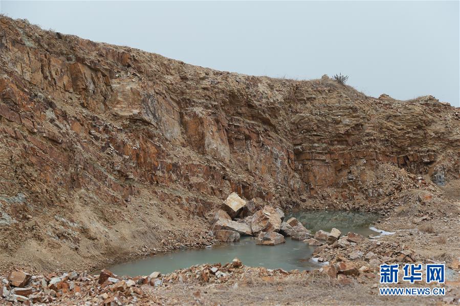 （新華視點&middot;圖文互動）（1）挖掘作業(yè)距漢墓中心僅20米，村民住房出現(xiàn)裂縫&hellip;&hellip;&ldquo;造地&rdquo;如何變挖山？
