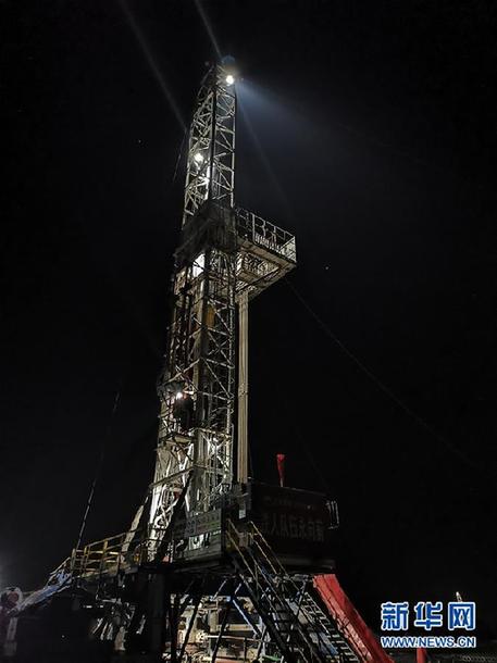 (走基層 聽(tīng)民聲·圖文互動(dòng))(3)“條件進(jìn)步了,好作風(fēng)沒(méi)變”——記者夜守大慶油田1205鉆井隊(duì)