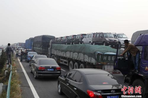 資料圖：高速擁堵不堪。<a target='_blank' ><p  align=