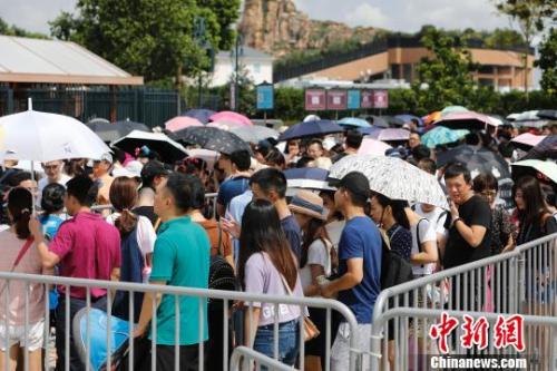 資料圖：游客排隊等待安檢。殷立勤 攝