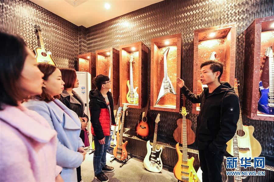 (在習(xí)近平新時(shí)代中國(guó)特色社會(huì)主義思想指引下——新時(shí)代新作為新篇章·圖文互動(dòng))(7)貴州正安:吉他奏響發(fā)展“神曲”