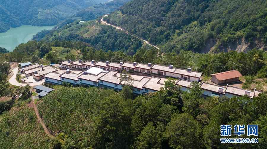 （在習(xí)近平新時(shí)代中國特色社會(huì)主義思想指引下&mdash;&mdash;新時(shí)代新作為新篇章&middot;總書記關(guān)心的百姓身邊事&middot;圖文互動(dòng)）（1）&ldquo;四好農(nóng)村路&rdquo;：通向幸福，通向遠(yuǎn)方