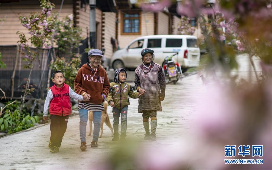 （圖文互動(dòng)）（3）太陽(yáng)照耀&ldquo;人類童年&rdquo;&mdash;&mdash;新時(shí)代直過(guò)民族脫貧攻堅(jiān)紀(jì)事