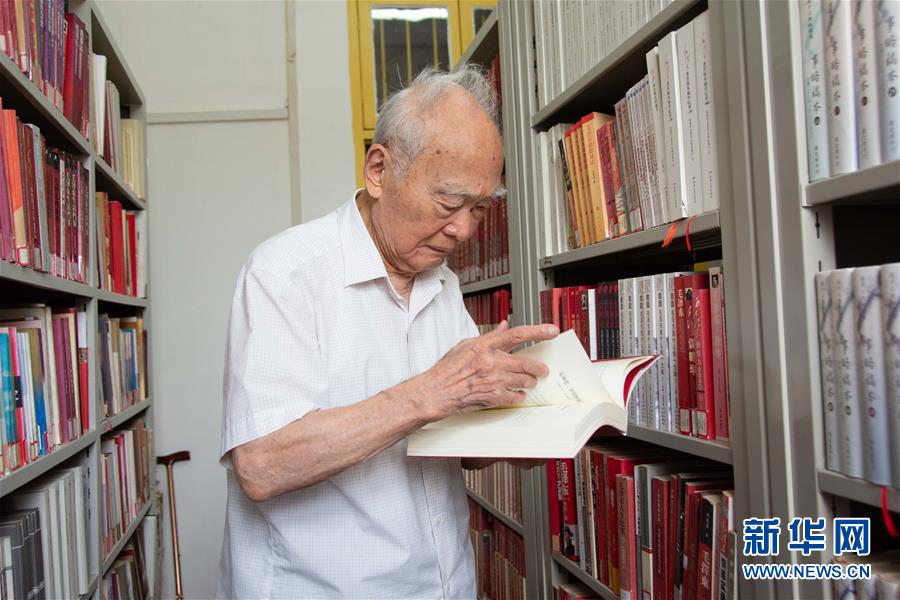 （新華全媒頭條&middot;圖文互動）（6）滄海橫流 信仰彌堅&mdash;&mdash;記共產(chǎn)黨員、湘潭大學(xué)九旬教授滄南