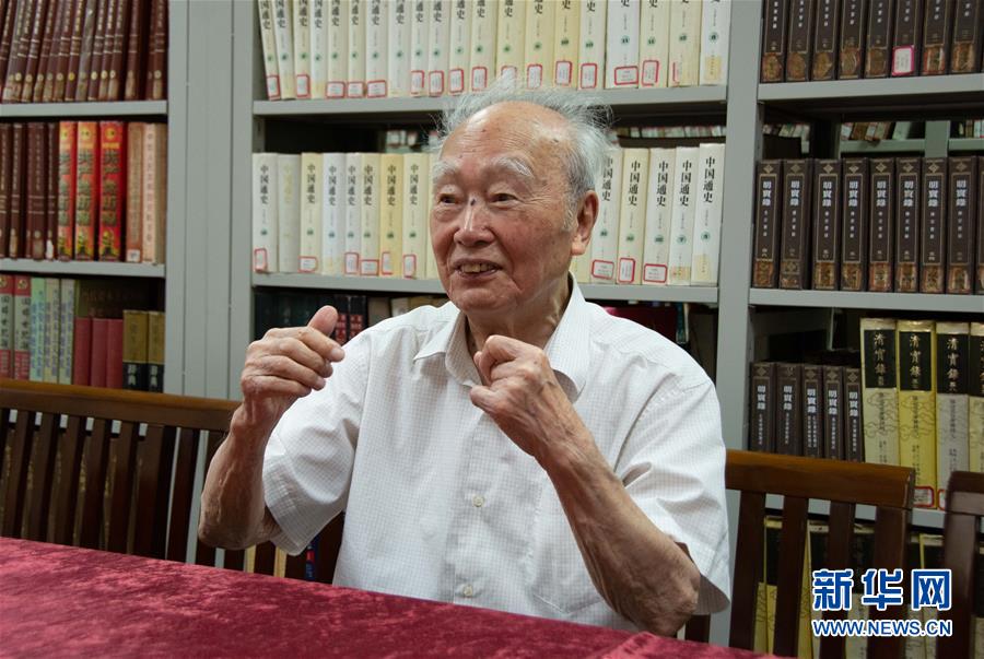 （新華全媒頭條&middot;圖文互動）（5）滄海橫流 信仰彌堅&mdash;&mdash;記共產(chǎn)黨員、湘潭大學(xué)九旬教授滄南