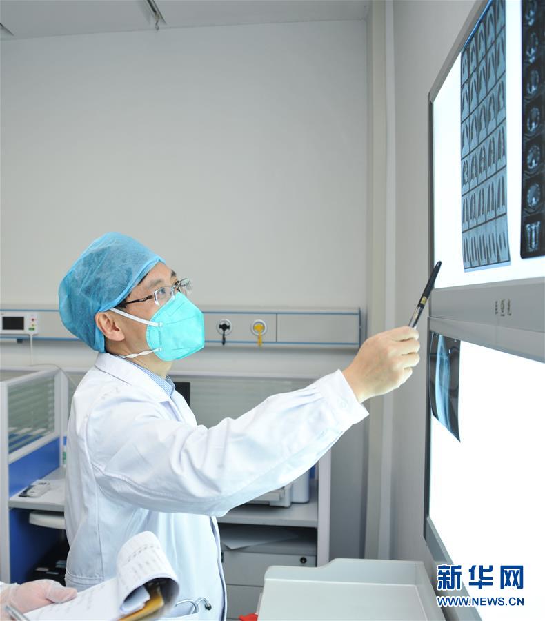 （新華全媒頭條&middot;圖文互動）（6）戰(zhàn)紅區(qū)！&mdash;&mdash;發(fā)生在武漢抗疫隔離病房內(nèi)的故事