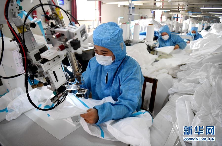 （聚焦疫情防控&middot;圖文互動）（1）我們能多產一件，前方就少一份風險&mdash;&mdash;醫(yī)用防護服&ldquo;河北制造&rdquo;緊急&ldquo;起飛&rdquo;記