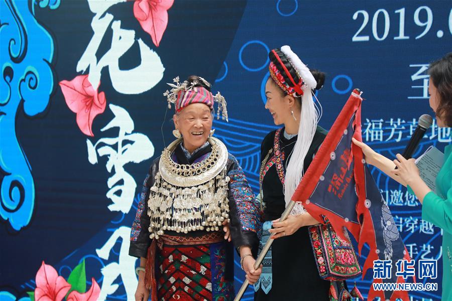 （脫貧攻堅(jiān)風(fēng)采錄&middot;帶頭人&middot;圖文互動(dòng)）（1）背著娃繡著花 養(yǎng)活自己養(yǎng)活家&mdash;&mdash;夏華和13000名大山繡娘的&ldquo;中國夢&rdquo;