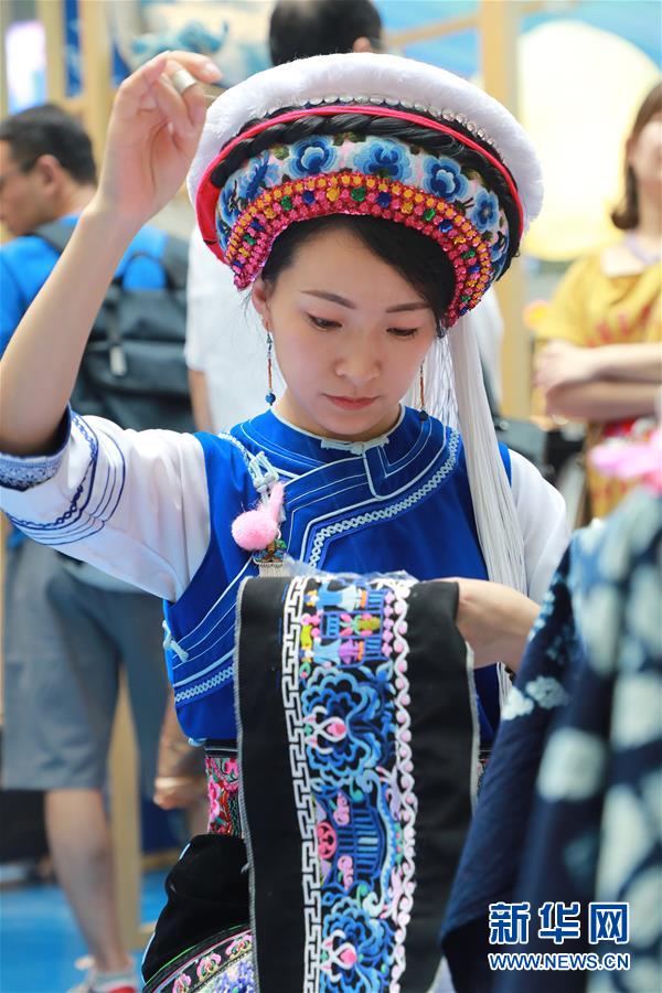 (脫貧攻堅(jiān)風(fēng)采錄·帶頭人·圖文互動(dòng))(3)背著娃繡著花 養(yǎng)活自己養(yǎng)活家——夏華和13000名大山繡娘的“中國夢”