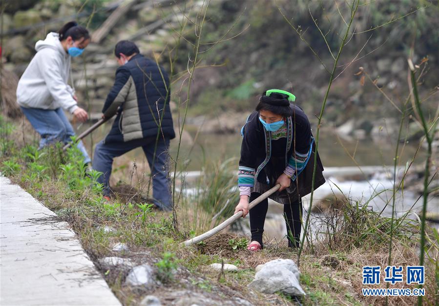 （社會(huì)）（1）苗山脫貧影像志&mdash;&mdash;春天里，她們種下新希望