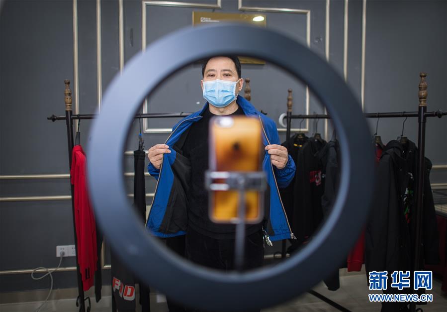 （在習(xí)近平新時(shí)代中國(guó)特色社會(huì)主義思想指引下&mdash;&mdash;新時(shí)代新作為新篇章&middot;習(xí)近平總書(shū)記關(guān)切事&middot;圖文互動(dòng)）（3）化&ldquo;危&rdquo;為&ldquo;機(jī)&rdquo;　念好&ldquo;新&rdquo;字訣&mdash;&mdash;各地產(chǎn)業(yè)發(fā)展&ldquo;新&rdquo;動(dòng)向掃描