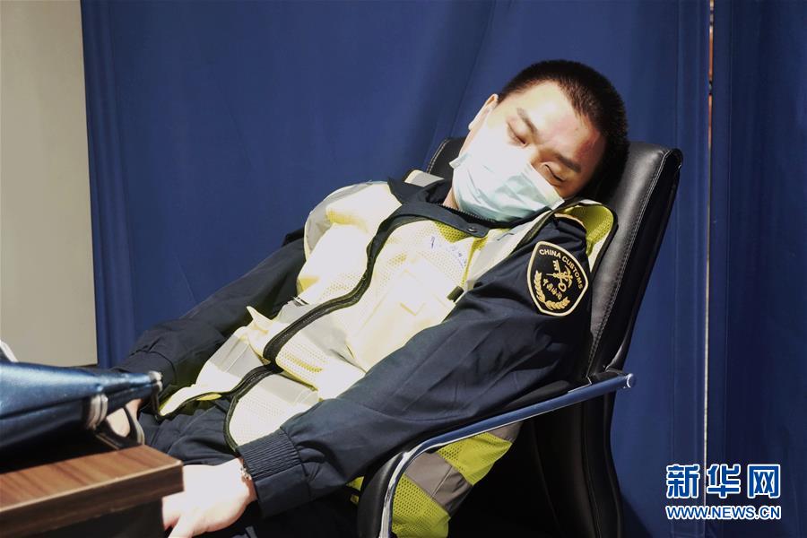 （一線抗疫群英譜&middot;圖文互動）武漢天河機(jī)場海關(guān)王銳：堅守國門一線69天 嚴(yán)防疫情輸入輸出