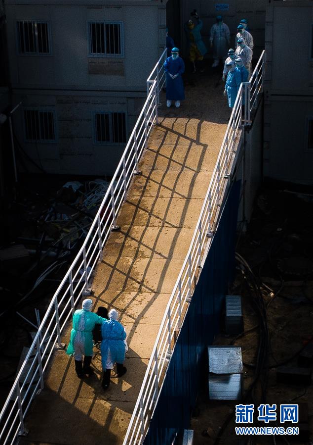 （聚焦疫情防控&middot;圖文互動(dòng)）（10）分秒必爭(zhēng)！一切為了治病救人&mdash;&mdash;中國(guó)抗疫生命至上的生動(dòng)實(shí)踐