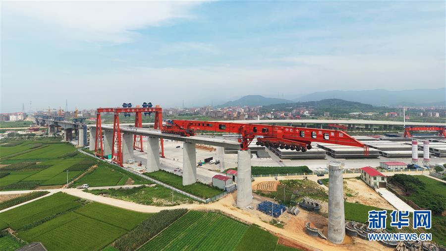 （圖文互動(dòng)）（2）我國首臺(tái)1000噸級高鐵箱梁運(yùn)架一體機(jī)投入使用