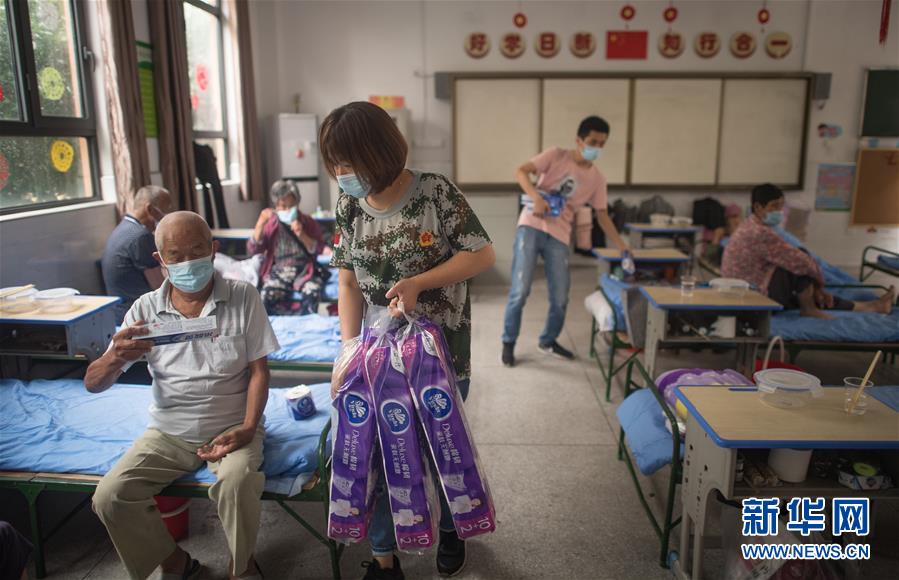 (防汛抗洪·圖文互動)(5)為人民生命安全撐起“安全傘”——湖北緊急轉(zhuǎn)移安置受災(zāi)群眾速寫