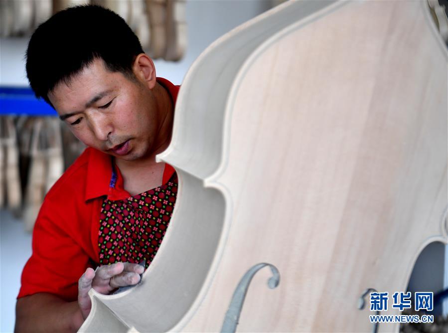 （走向我們的小康生活&middot;圖文互動(dòng)）（4）放下鋤頭，卻撥動(dòng)命運(yùn)的琴弦