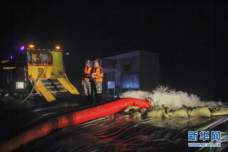 （防汛抗洪&middot;圖文互動）（3）洪水不退，子弟兵誓死不退&mdash;&mdash;解放軍和武警部隊官兵參與洪澇災害搶險救援記事