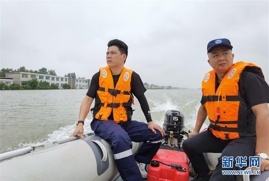 (防汛抗洪·一線人物·圖文互動)(2)萬家燈火明 壩上有神兵——安徽宿松長江大堤上的“守護(hù)者聯(lián)盟”群像