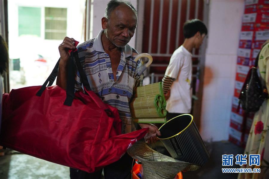 （在習近平新時代中國特色社會主義思想指引下&mdash;&mdash;新時代新作為新篇章&middot;習近平總書記關切事&middot;圖文互動）（3）遮風雨 送安穩(wěn)&mdash;&mdash;受災群眾轉移安置中的暖心故事
