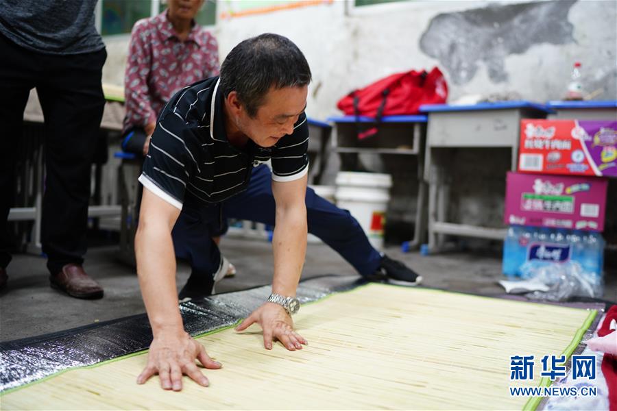 （在習近平新時代中國特色社會主義思想指引下&mdash;&mdash;新時代新作為新篇章&middot;習近平總書記關切事&middot;圖文互動）（4）遮風雨 送安穩(wěn)&mdash;&mdash;受災群眾轉移安置中的暖心故事