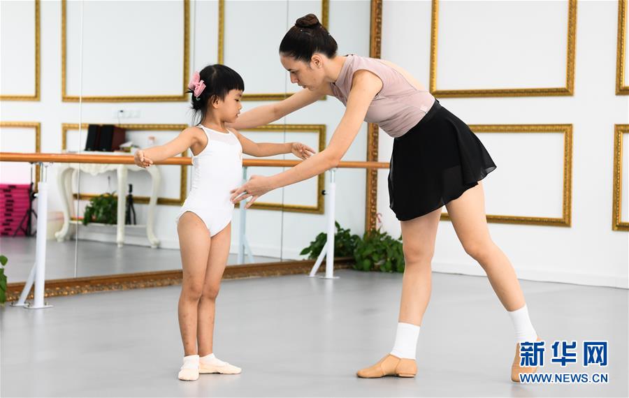 （在習(xí)近平新時代中國特色社會主義思想指引下&mdash;&mdash;新時代新作為新篇章&middot;習(xí)近平總書記關(guān)切事&middot;圖文互動）（10）感受開放新魅力&mdash;&mdash;海南自由貿(mào)易港建設(shè)開局觀察