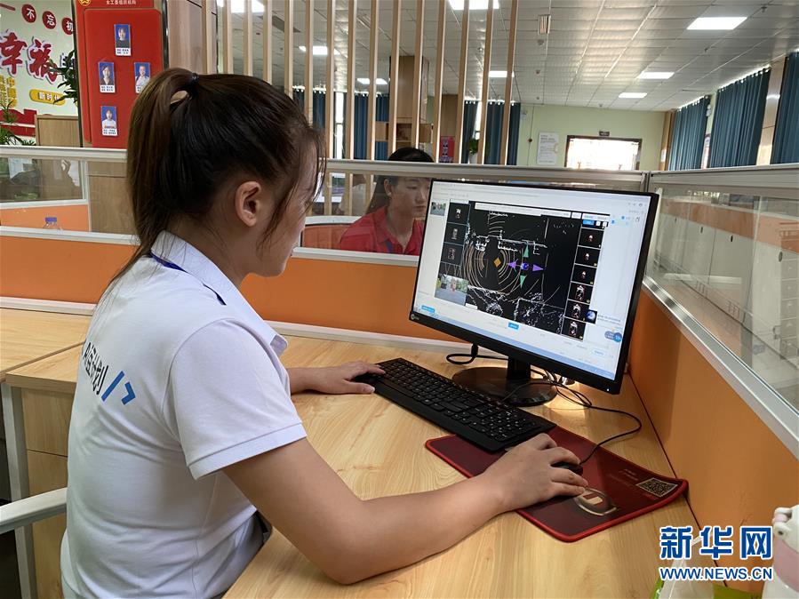 （落實(shí)&ldquo;六穩(wěn)&rdquo;&ldquo;六保&rdquo;一線見聞&middot;圖文互動）（2）易地搬遷戶有了新身份&mdash;&mdash;貴州萬山扶貧安置點(diǎn)巧打&ldquo;就業(yè)牌&rdquo;