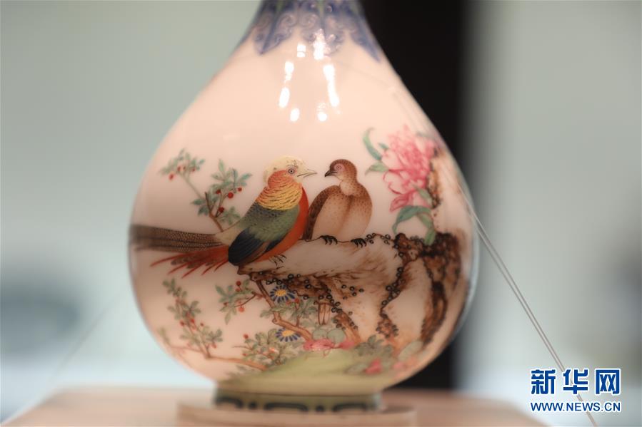 (文化視點(diǎn)·聽文物講故事·圖文互動(dòng))(3)琺瑯彩玉壺春瓶:乾隆皇帝甄選 成就舉世孤品