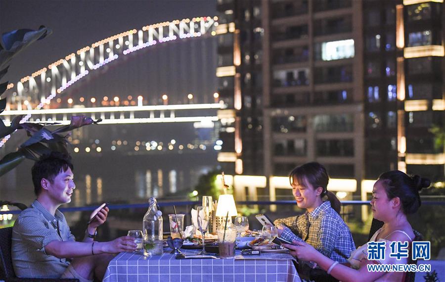 （新華全媒頭條&middot;走向我們的小康生活&middot;圖文互動）（12）大城大鄉(xiāng)的&ldquo;幸福協(xié)奏曲&rdquo;&mdash;&mdash;重慶推動高質(zhì)量發(fā)展創(chuàng)造高品質(zhì)生活紀事