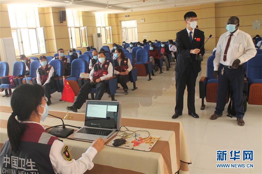 (國際·圖文互動(dòng))(1)中國抗疫醫(yī)療專家組對(duì)南蘇丹疫情防控人員開展培訓(xùn)