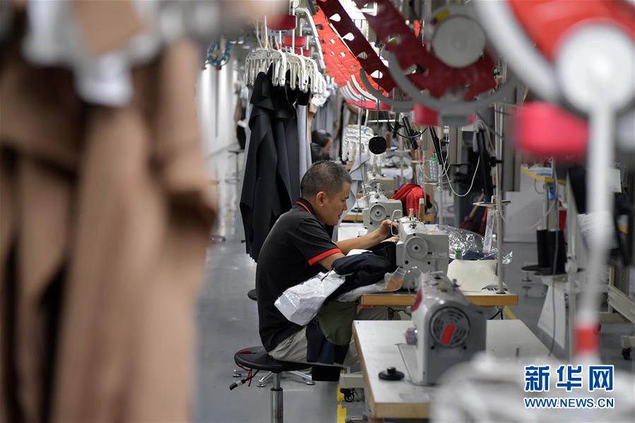 （走向我們的小康生活&middot;圖文互動）（4）&ldquo;一件衣裳&rdquo;，藏著脫貧致富新天地