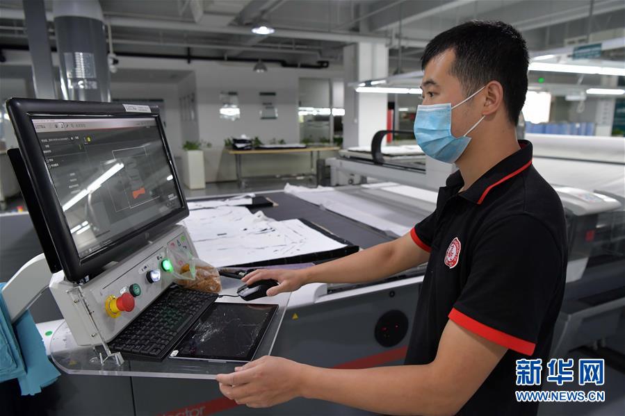 （走向我們的小康生活&middot;圖文互動）（6）&ldquo;一件衣裳&rdquo;，藏著脫貧致富新天地