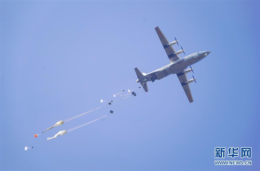 （在習(xí)近平強軍思想指引下&middot;我們在戰(zhàn)位報告&middot;圖文互動）（4）朵朵傘花綻放，勝戰(zhàn)精兵天降&mdash;&mdash;空降兵部隊某旅教導(dǎo)員余海龍帶領(lǐng)官兵傳承黃繼光精神記事