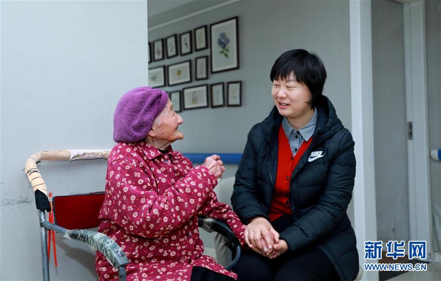 (新時代優(yōu)秀縣委書記風采·圖文互動)(1)吳海燕:向百姓交一份無悔的答卷