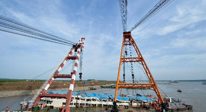 &ldquo;東方之星&rdquo;抬升出水